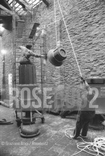 VENEZIA 1975 BIENNALE ARCHITETTURA ALLESTIMENTO OPERE PER MOSTRA PROPOSTE PER IL MULINO STUCKY NEI  MAGAZZINI DEL SALE  © ARCHIVIO Graziano Arici/Rosebud2  MAGAZZINI DEL SALE ZATTERE BIENNALE ARCHITETTURA ARTI VISIVE ARTE OPERE MOSTRA PROPOSTE PER IL MULINO STUCKY