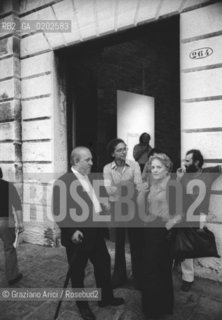 VENEZIA 1975 BIENNALE ARCHITETTURA MARIO BARATTO E FRANCA TRENTIN ALLINGRESSO DELLA MOSTRA PROPOSTE PER IL MULINO STUCKY NEI MAGAZZINI DEL SALE  © ARCHIVIO Graziano Arici/Rosebud2  PRESIDE CAFOSCARI MARIO BARATTO PROFESSORESSA FRANCA TRENTIN MAGAZZINI DEL SALE ZATTERE BIENNALE ARCHITETTURA MOSTRA PROPOSTE PER IL MULINO STUCKY