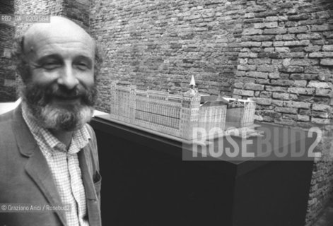 VENEZIA 1975 BIENNALE ARCHITETTURA VITTORIO GREGOTTI MOSTRA PROPOSTE PER IL MULINO STUCKY NEI MAGAZZINI DEL SALE  © ARCHIVIO Graziano Arici/Rosebud2  ARCHITETTO VITTORIO GREGOTTI MAGAZZINI DEL SALE ZATTERE BIENNALE ARCHITETTURA MOSTRA PROPOSTE PER IL MULINO STUCKY