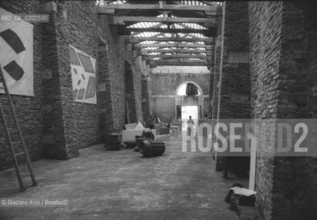 VENEZIA 1975 BIENNALE ARCHITETTURA MOSTRA PROPOSTE PER IL MULINO STUCKY NEI MAGAZZINI DEL SALE  ALLESTIMENTO OPERE © ARCHIVIO Graziano Arici/Rosebud2  MAGAZZINI DEL SALE ZATTERE BIENNALE ARCHITETTURA MOSTRA PROPOSTE PER IL MULINO STUCKY