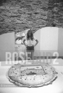 VENEZIA 1975 BIENNALE ARCHITETTURA ARTE  MOSTRA PROPOSTE PER IL MULINO STUCKY NEI MAGAZZINI DEL SALE  ALLESTIMENTO OPERE © ARCHIVIO Graziano Arici/Rosebud2  MAGAZZINI DEL SALE ZATTERE BIENNALE ARCHITETTURA ARTE MOSTRA PROPOSTE PER IL MULINO STUCKY