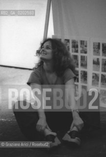 VENEZIA 1975 BIENNALE ARCHITETTURA MOSTRA PROPOSTE PER IL MULINO STUCKY NEI MAGAZZINI DEL SALE  MOGLIE DEL CURATORE DELLA MOSTRA HARALD SZEEMANN © ARCHIVIO Graziano Arici/Rosebud2  MOGLIE CURATORE MOSTRA CRITICO HARALD SZEEMANN MAGAZZINI DEL SALE ZATTERE BIENNALE ARCHITETTURA MOSTRA PROPOSTE PER IL MULINO STUCKY