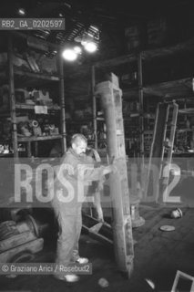 VENEZIA 1975 BIENNALE ARCHITETTURA MOSTRA PROPOSTE PER IL MULINO STUCKY NEI MAGAZZINI DEL SALE  SCULTORE BERNHARD LUGINBUHL © ARCHIVIO Graziano Arici/Rosebud2  SCULTORE  MAGAZZINI DEL SALE ZATTERE BIENNALE ARCHITETTURA MOSTRA PROPOSTE PER IL MULINO STUCKY SCULTORE BERNHARD LUGINBUHL