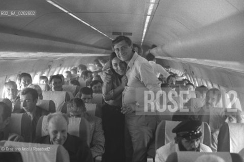 TRIESTE 1975 FRANCO BASAGLIA E PAZIENTI DELL’ OSPEDALE PSICHIATRICO DI TRIESTE IN AEREO © ARCHIVIO Graziano Arici/Rosebud2  PSICHIATRA FRANCO BASAGLIA PAZIENTI OSPEDALE PSICHIATRICO TRIESTE GITA AEREO AEREOPORTO