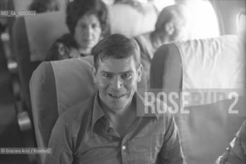 TRIESTE 1975 PAZIENTE DELL’ OSPEDALE PSICHIATRICO DI TRIESTE IN GITA AEREA © ARCHIVIO Graziano Arici/Rosebud2  PSICHIATRA FRANCO BASAGLIA PAZIENTI OSPEDALE PSICHIATRICO TRIESTE GITA AEREO AEREOPORTO