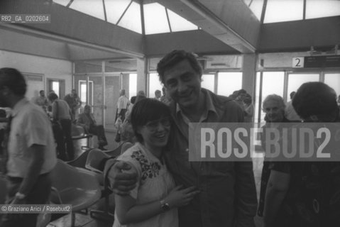 TRIESTE 1975 FRANCO BASAGLIA E PAZIENTI DELL’ OSPEDALE PSICHIATRICO DI TRIESTE ALLAEREOPORTO IN PARTENZA PER GITA AEREA © ARCHIVIO Graziano Arici/Rosebud2  PSICHIATRA FRANCO BASAGLIA PAZIENTI OSPEDALE PSICHIATRICO TRIESTE GITA AEREO AEREOPORTO