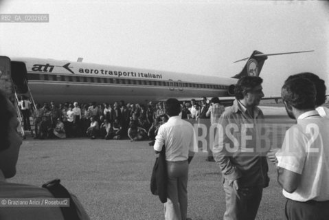 TRIESTE 1975 GITA IN AEREO CON FRANCO BASAGLIA E PAZIENTI DELL’ OSPEDALE PSICHIATRICO DI TRIESTE © ARCHIVIO Graziano Arici/Rosebud2  PSICHIATRA FRANCO BASAGLIA PAZIENTI OSPEDALE PSICHIATRICO TRIESTE GITA AEREO AEREOPORTO