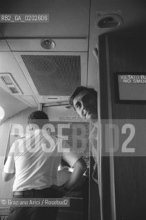 TRIESTE 1975 FRANCO BASAGLIA IN CABINA PILOTAGGIO PER LA GITA IN AEREO COI PAZIENTI DELLOSPEDALE PSICHIATRICO DI TRIESTE © ARCHIVIO Graziano Arici/Rosebud2  PSICHIATRA FRANCO BASAGLIA PAZIENTI OSPEDALE PSICHIATRICO TRIESTE GITA AEREO AEREOPORTO