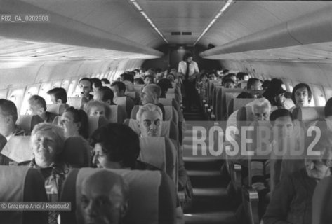 TRIESTE 1975 GITA IN AEREO CON FRANCO BASAGLIA E PAZIENTI DELL’ OSPEDALE PSICHIATRICO DI TRIESTE © ARCHIVIO Graziano Arici/Rosebud2  PSICHIATRA FRANCO BASAGLIA PAZIENTI OSPEDALE PSICHIATRICO TRIESTE GITA AEREO AEREOPORTO