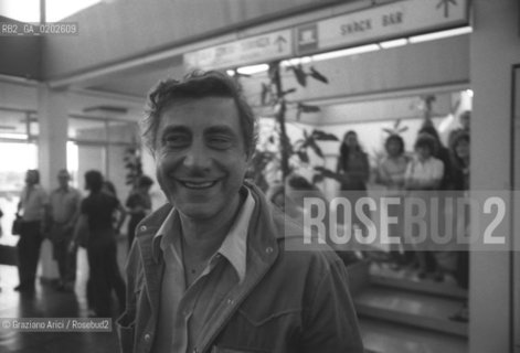 TRIESTE 1975 FRANCO BASAGLIA E PAZIENTI DELL’ OSPEDALE PSICHIATRICO DI TRIESTE ALLAEREOPORTO PER GITA AEREA © ARCHIVIO Graziano Arici/Rosebud2  PSICHIATRA FRANCO BASAGLIA PAZIENTI OSPEDALE PSICHIATRICO TRIESTE GITA AEREO AEREOPORTO