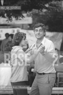 TRIESTE 1975 FRANCO BASAGLIA CHE BALLA  © ARCHIVIO Graziano Arici/Rosebud2  PSICHIATRA FRANCO BASAGLIA BALLO  PAZIENTI OSPEDALE PSICHIATRICO TRIESTE GITA AEREA PRANZO FUORI