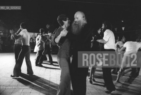 TRIESTE 1975 PAZIENTI DELL’ OSPEDALE PSICHIATRICO DI TRIESTE CHE BALLANO IN USCITA AEREA © ARCHIVIO Graziano Arici/Rosebud2  PSICHIATRA FRANCO BASAGLIA PAZIENTI OSPEDALE PSICHIATRICO TRIESTE GITA AEREO BALLO MUSICA FESTA