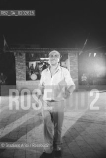 TRIESTE 1975 FRANCO BASAGLIA A FESTA CON PAZIENTI DELL’ OSPEDALE PSICHIATRICO DI TRIESTE DOPO L USCITA AEREA © ARCHIVIO Graziano Arici/Rosebud2  PSICHIATRA FRANCO BASAGLIA PAZIENTI OSPEDALE PSICHIATRICO TRIESTE GITA AEREO BALLO MUSICA FESTA