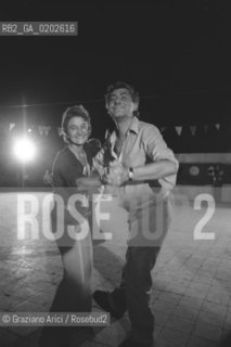 TRIESTE 1975 FRANCO BASAGLIA E E MOGLIE CHE BALLANO DOPO L USCITA AEREA CON I PAZIENTI DELLOSPEDALE PSICHIATRICO DI TRIESTE © ARCHIVIO Graziano Arici/Rosebud2  PSICHIATRA FRANCO BASAGLIA MOGLIE PAZIENTI OSPEDALE PSICHIATRICO TRIESTE GITA AEREO BALLO MUSICA FESTA