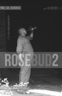 VENEZIA 1975 BIENNALE ARCHITETTURA MOSTRA PROPOSTE PER IL MULINO STUCKY NEI MAGAZZINI DEL SALE  SCULTORE BERNHARD LUGINBUHL © ARCHIVIO Graziano Arici/Rosebud2  SCULTORE  MAGAZZINI DEL SALE ZATTERE BIENNALE ARCHITETTURA MOSTRA PROPOSTE PER IL MULINO STUCKY SCULTORE BERNHARD LUGINBUHL