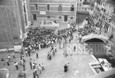 VENEZIA 1975 LA BIENNALE UN LABORATORIO INTERNAZIONALE GRUPPI LOMBARDI © ARCHIVIO Graziano Arici/Rosebud2  BIENNALE MUSICA GRUPPI LOMBARDI MUSICA CAMPO DEI FRARI