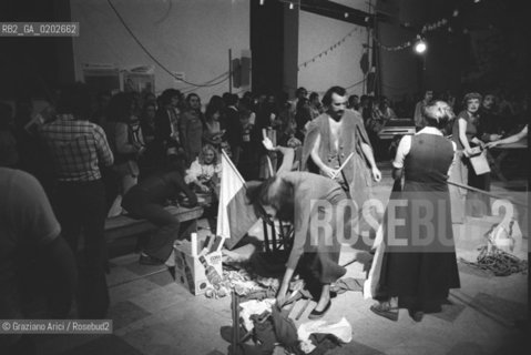 VENEZIA 1975 LA BIENNALE LABORATORIO INTERNAZIONALE © ARCHIVIO Graziano Arici/Rosebud2  MUSICA PAESI EXTRAEUROPEI FESTA CONFERENZA INCONTRO