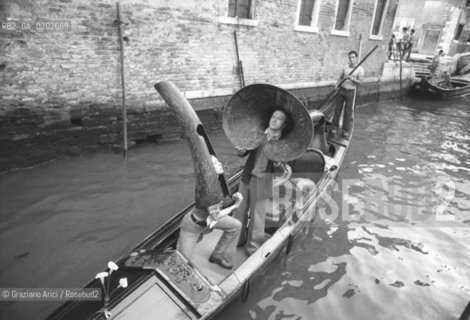 VENEZIA 1975 VEDUTA DEL TEATRO VICINAL VISTO DA UNA GONDOLA © ARCHIVIO Graziano Arici/Rosebud2  TEATRO VICINAL GONDOLA VENEZIA CANALI