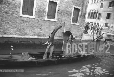 VENEZIA 1975 VEDUTA DEL TEATRO VICINAL VISTO DA UNA GONDOLA © ARCHIVIO Graziano Arici/Rosebud2  TEATRO VICINAL GONDOLA VENEZIA CANALI