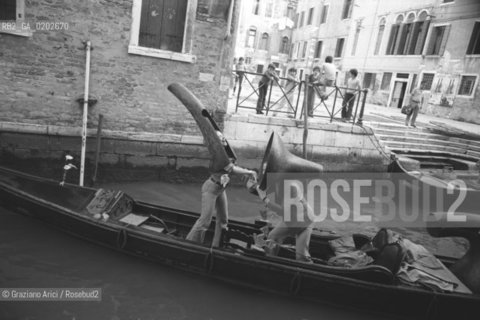 VENEZIA 1975 VEDUTA DEL TEATRO VICINAL VISTO DA UNA GONDOLA © ARCHIVIO Graziano Arici/Rosebud2  TEATRO VICINAL GONDOLA VENEZIA CANALI