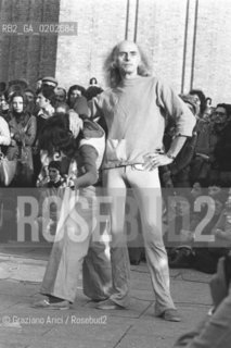 VENEZIA 1975 LA BIENNALE UN LABORATORIO INTERNAZIONALE TEATRO SPETTACOLI DEL LIVING THEATRE © ARCHIVIO Graziano Arici/Rosebud2  REGISTI ATTORI JULIAN BECK JUDITH MALINA ATTI PUBBLICI SPETTACOLI DEL LIVING THEATRE PIAZZA SAN MARCO VENEZIA