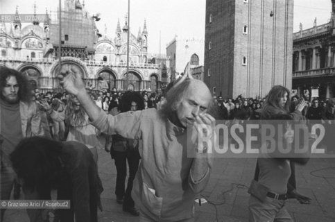 VENEZIA 1975 LA BIENNALE UN LABORATORIO INTERNAZIONALE TEATRO SPETTACOLI DEL LIVING THEATRE ATTI PUBBLICI © ARCHIVIO Graziano Arici/Rosebud2  REGISTI ATTORI JULIAN BECK JUDITH MALINA ATTI PUBBLICI SPETTACOLI DEL LIVING THEATRE PIAZZA SAN MARCO VENEZIA MS