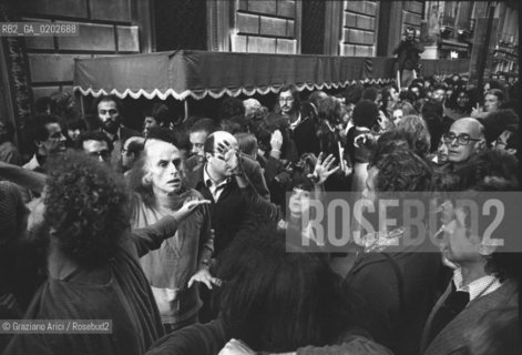 VENEZIA 1975 LA BIENNALE UN LABORATORIO INTERNAZIONALE TEATRO SPETTACOLI DEL LIVING THEATRE © ARCHIVIO Graziano Arici/Rosebud2  REGISTI ATTORI JULIAN BECK JUDITH MALINA ATTI PUBBLICI SPETTACOLI DEL LIVING THEATRE PIAZZA SAN MARCO VENEZIA
