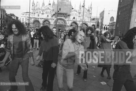 VENEZIA 1975 LA BIENNALE UN LABORATORIO INTERNAZIONALE TEATRO SPETTACOLI DEL LIVING THEATRE © ARCHIVIO Graziano Arici/Rosebud2  REGISTI ATTORI JULIAN BECK JUDITH MALINA ATTI PUBBLICI SPETTACOLI DEL LIVING THEATRE PIAZZA SAN MARCO VENEZIA