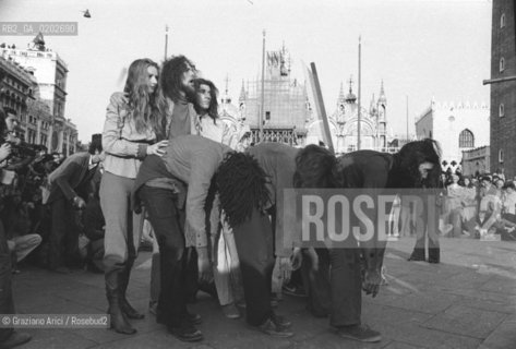 VENEZIA 1975 LA BIENNALE UN LABORATORIO INTERNAZIONALE TEATRO SPETTACOLI DEL LIVING THEATRE © ARCHIVIO Graziano Arici/Rosebud2  REGISTI ATTORI JULIAN BECK JUDITH MALINA ATTI PUBBLICI SPETTACOLI DEL LIVING THEATRE PIAZZA SAN MARCO VENEZIA