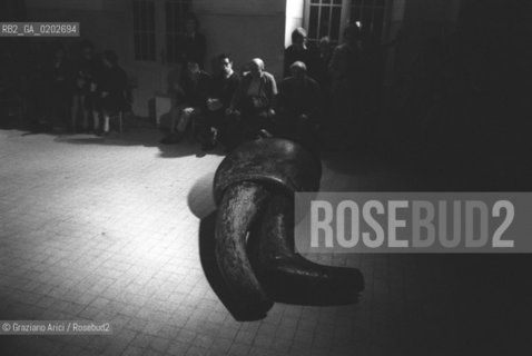 VENEZIA 1975 INTERNI TEATRO VICINAL PERFORMANCE CON OPERA IN FERRO © ARCHIVIO Graziano Arici/Rosebud2  ARTE TEATRO OPERA FERRO PUBBLICO