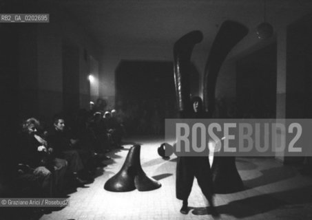 VENEZIA 1975 INTERNI TEATRO VICINAL PERFORMANCE CON OPERA IN FERRO © ARCHIVIO Graziano Arici/Rosebud2  ARTE TEATRO PERFORMANCE OPERA FERRO PUBBLICO