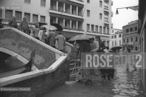 VENEZIA 1975 ACQUA ALTA © ARCHIVIO Graziano Arici/Rosebud2  VENEZIA ACQUA ALTA PERSONE PONTE