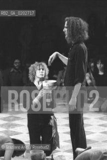 VENEZIA 1975 LA BIENNALE UN LABORATORIO INTERNAZIONALE TEATRO SPETTACOLO DEL LIVING THEATRE © ARCHIVIO Graziano Arici/Rosebud2  REGISTI ATTORI JULIAN BECK JUDITH MALINA SPETTACOLO SETTE MEDITAZIONI SUL SADOMASOCHISMO POLITICO LIVING THEATRE EX CHIESA SAN LORENZO VENEZIA