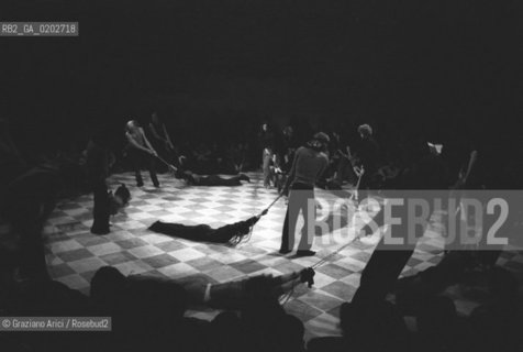 VENEZIA 1975 LA BIENNALE UN LABORATORIO INTERNAZIONALE TEATRO SPETTACOLO DEL LIVING THEATRE © ARCHIVIO Graziano Arici/Rosebud2  REGISTI ATTORI JULIAN BECK JUDITH MALINA SPETTACOLO SETTE MEDITAZIONI SUL SADOMASOCHISMO POLITICO LIVING THEATRE EX CHIESA SAN LORENZO VENEZIA