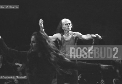 VENEZIA 1975 LA BIENNALE UN LABORATORIO INTERNAZIONALE TEATRO SPETTACOLO DEL LIVING THEATRE © ARCHIVIO Graziano Arici/Rosebud2  REGISTI ATTORI JULIAN BECK JUDITH MALINA SPETTACOLO SETTE MEDITAZIONI SUL SADOMASOCHISMO POLITICO LIVING THEATRE EX CHIESA SAN LORENZO VENEZIA