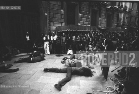 VENEZIA 1975 LA BIENNALE UN LABORATORIO INTERNAZIONALE TEATRO SPETTACOLI DEL LIVING THEATRE SEI ATTI PUBBLICI PER VENEZIA © ARCHIVIO Graziano Arici/Rosebud2  REGISTI ATTORI JULIAN BECK JUDITH MALINA ATTI PUBBLICI SPETTACOLI DEL LIVING THEATRE VENEZIA