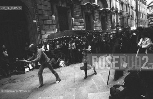 VENEZIA 1975 LA BIENNALE UN LABORATORIO INTERNAZIONALE TEATRO SPETTACOLI DEL LIVING THEATRE SEI ATTI PUBBLICI PER VENEZIA © ARCHIVIO Graziano Arici/Rosebud2  REGISTI ATTORI JULIAN BECK JUDITH MALINA ATTI PUBBLICI SPETTACOLI DEL LIVING THEATRE VENEZIA