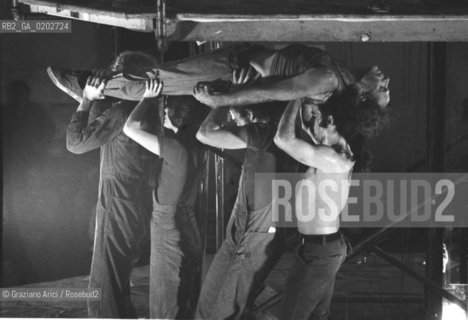 VENEZIA 1975 LA BIENNALE UN LABORATORIO INTERNAZIONALE TEATRO SPETTACOLO DEL LIVING THEATRE © ARCHIVIO Graziano Arici/Rosebud2  REGISTI ATTORI JULIAN BECK JUDITH MALINA SPETTACOLO LA TORRE DEL DENARO LIVING THEATRE EX CHIESA SAN LORENZO VENEZIA