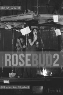 VENEZIA 1975 LA BIENNALE UN LABORATORIO INTERNAZIONALE TEATRO SPETTACOLO DEL LIVING THEATRE © ARCHIVIO Graziano Arici/Rosebud2  REGISTI ATTORI JULIAN BECK JUDITH MALINA SPETTACOLO LA TORRE DEL DENARO LIVING THEATRE EX CHIESA SAN LORENZO VENEZIA