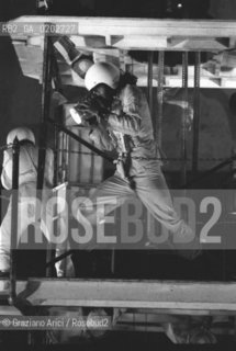 VENEZIA 1975 LA BIENNALE UN LABORATORIO INTERNAZIONALE TEATRO SPETTACOLO DEL LIVING THEATRE © ARCHIVIO Graziano Arici/Rosebud2  REGISTI ATTORI JULIAN BECK JUDITH MALINA SPETTACOLO LA TORRE DEL DENARO LIVING THEATRE EX CHIESA SAN LORENZO VENEZIA