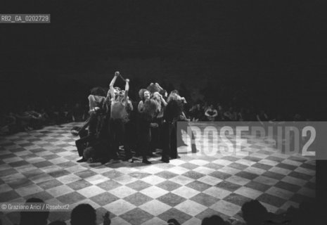 VENEZIA 1975 LA BIENNALE UN LABORATORIO INTERNAZIONALE TEATRO SPETTACOLO DEL LIVING THEATRE © ARCHIVIO Graziano Arici/Rosebud2  REGISTI ATTORI JULIAN BECK JUDITH MALINA SPETTACOLO SETTE MEDITAZIONI SUL SADOMASOCHISMO POLITICO LIVING THEATRE EX CHIESA SAN LORENZO VENEZIA