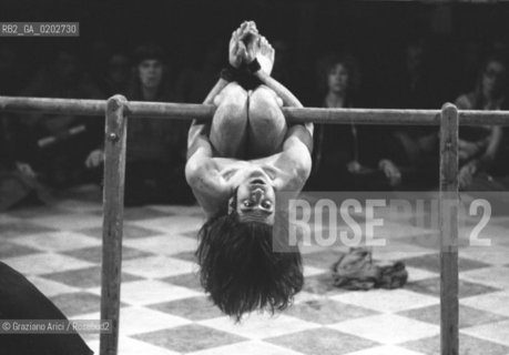 VENEZIA 1975 LA BIENNALE UN LABORATORIO INTERNAZIONALE TEATRO SPETTACOLO DEL LIVING THEATRE © ARCHIVIO Graziano Arici/Rosebud2  REGISTI ATTORI JULIAN BECK JUDITH MALINA SPETTACOLO SETTE MEDITAZIONI SUL SADOMASOCHISMO POLITICO LIVING THEATRE EX CHIESA SAN LORENZO VENEZIA