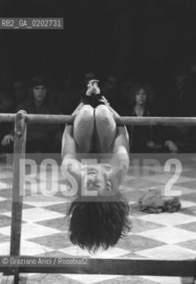 VENEZIA 1975 LA BIENNALE UN LABORATORIO INTERNAZIONALE TEATRO SPETTACOLO DEL LIVING THEATRE © ARCHIVIO Graziano Arici/Rosebud2  REGISTI ATTORI JULIAN BECK JUDITH MALINA SPETTACOLO SETTE MEDITAZIONI SUL SADOMASOCHISMO POLITICO LIVING THEATRE EX CHIESA SAN LORENZO VENEZIA