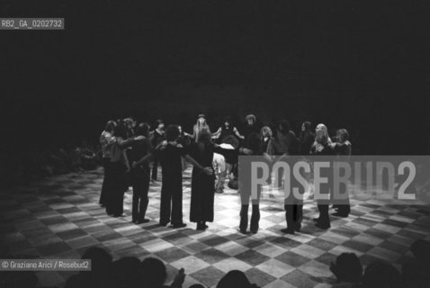 VENEZIA 1975 LA BIENNALE UN LABORATORIO INTERNAZIONALE TEATRO SPETTACOLO DEL LIVING THEATRE © ARCHIVIO Graziano Arici/Rosebud2  REGISTI ATTORI JULIAN BECK JUDITH MALINA SPETTACOLO SETTE MEDITAZIONI SUL SADOMASOCHISMO POLITICO LIVING THEATRE EX CHIESA SAN LORENZO VENEZIA
