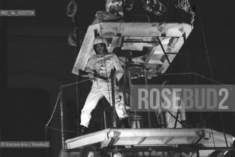 VENEZIA 1975 LA BIENNALE UN LABORATORIO INTERNAZIONALE TEATRO SPETTACOLO DEL LIVING THEATRE © ARCHIVIO Graziano Arici/Rosebud2  REGISTI ATTORI JULIAN BECK JUDITH MALINA SPETTACOLO LA TORRE DEL DENARO LIVING THEATRE EX CHIESA SAN LORENZO VENEZIA