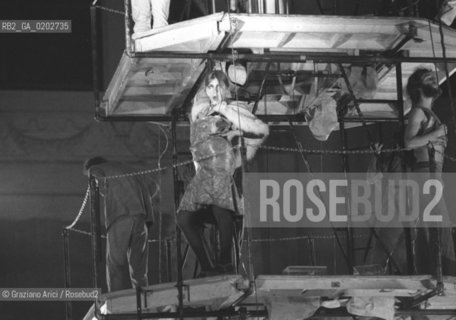 VENEZIA 1975 LA BIENNALE UN LABORATORIO INTERNAZIONALE TEATRO SPETTACOLO DEL LIVING THEATRE © ARCHIVIO Graziano Arici/Rosebud2  REGISTI ATTORI JULIAN BECK JUDITH MALINA SPETTACOLO LA TORRE DEL DENARO LIVING THEATRE EX CHIESA SAN LORENZO VENEZIA