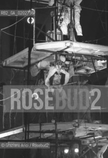 VENEZIA 1975 LA BIENNALE UN LABORATORIO INTERNAZIONALE TEATRO SPETTACOLO DEL LIVING THEATRE © ARCHIVIO Graziano Arici/Rosebud2  REGISTI ATTORI JULIAN BECK JUDITH MALINA SPETTACOLO LA TORRE DEL DENARO LIVING THEATRE EX CHIESA SAN LORENZO VENEZIA