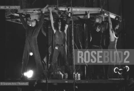 VENEZIA 1975 LA BIENNALE UN LABORATORIO INTERNAZIONALE TEATRO SPETTACOLO DEL LIVING THEATRE © ARCHIVIO Graziano Arici/Rosebud2  REGISTI ATTORI JULIAN BECK JUDITH MALINA SPETTACOLO LA TORRE DEL DENARO LIVING THEATRE EX CHIESA SAN LORENZO VENEZIA