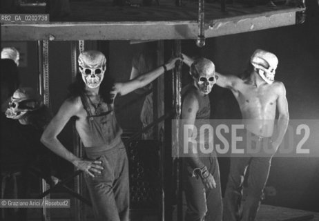 VENEZIA 1975 LA BIENNALE UN LABORATORIO INTERNAZIONALE TEATRO SPETTACOLO DEL LIVING THEATRE © ARCHIVIO Graziano Arici/Rosebud2  REGISTI ATTORI JULIAN BECK JUDITH MALINA SPETTACOLO LA TORRE DEL DENARO LIVING THEATRE EX CHIESA SAN LORENZO VENEZIA