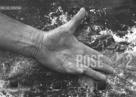 VENEZIA 1975 PRIMO PIANO MANO DI STRIGHETA © ARCHIVIO Graziano Arici/Rosebud2  GONDOLIERE ALBINO DEI ROSSI STRIGHETA PARTICOLARE PRIMO PIANO MANO